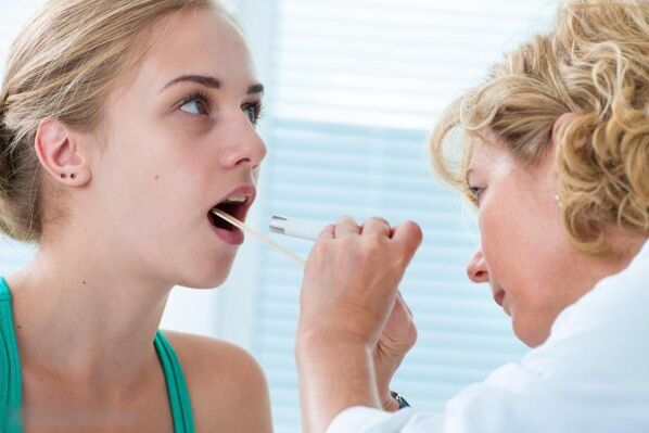 医師は乳頭腫の存在について口腔を調べます